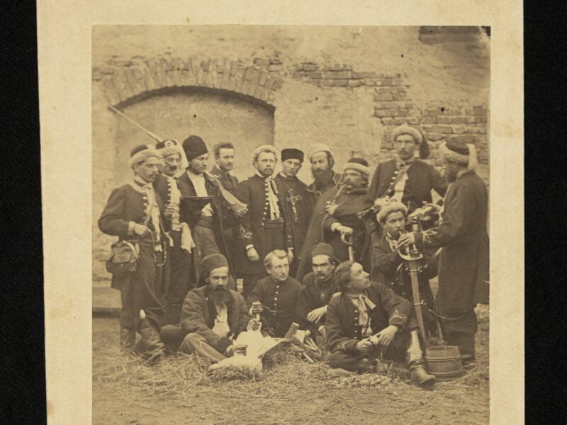 Grupa Żuawów Śmierci w charakterystycznych strojach z białym krzyżem na piersi, fot. Walery Rzewuski, 1863, Biblioteka Narodowa