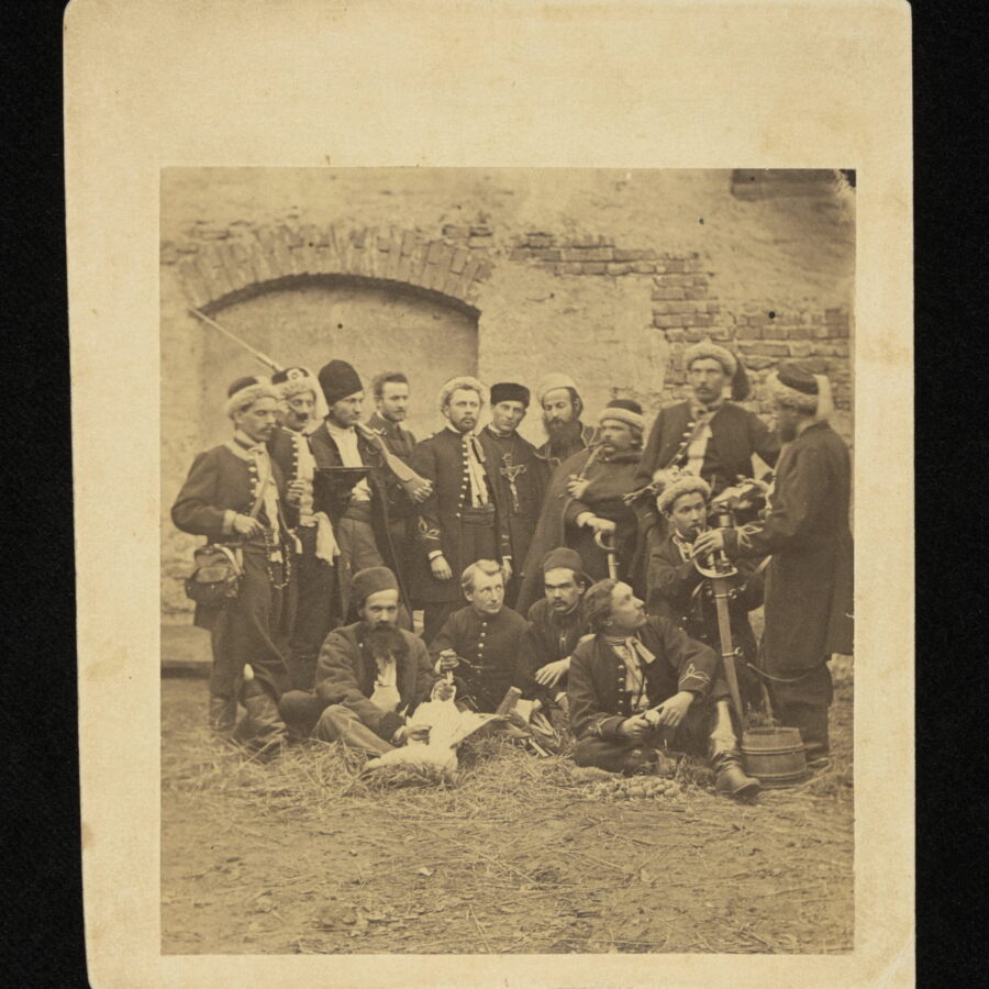 Grupa Żuawów Śmierci w charakterystycznych strojach z białym krzyżem na piersi, fot. Walery Rzewuski, 1863, Biblioteka Narodowa