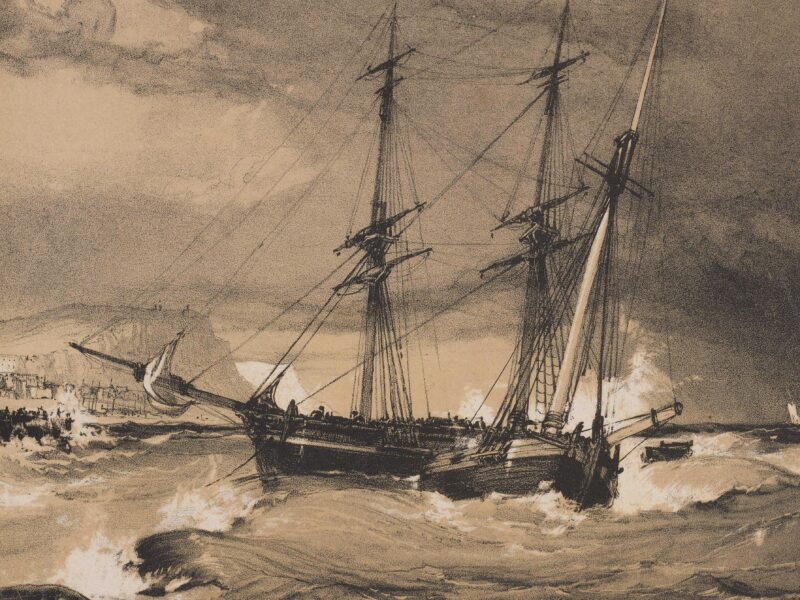 Na morzu wysokie fale, po środku zdjęcia okręt z trzema masztami.